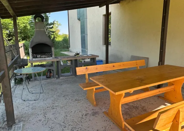 Daire Relaxing In Shartrez